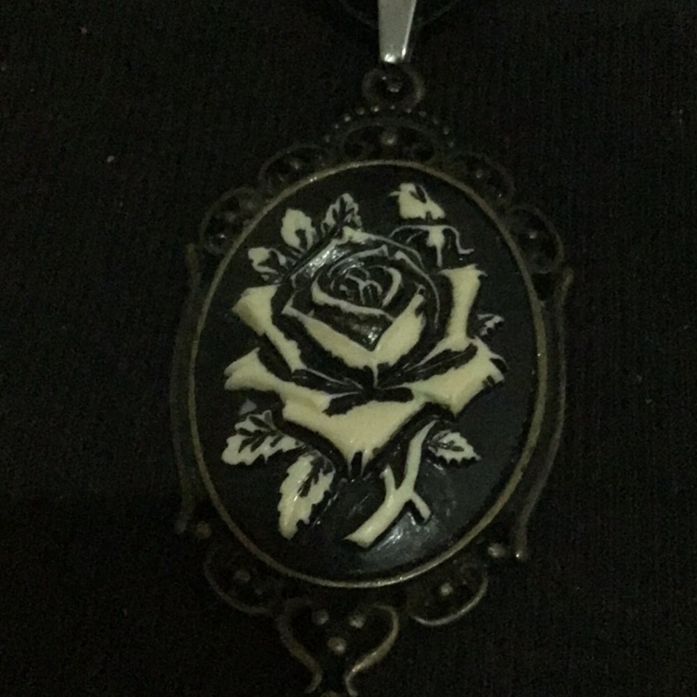 Black 3 Dimensional Metal Rose Cameo w/ Silver Stainless Steel Chain. NWT.